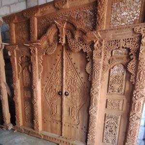 Pintu gebyok lebar 3m x tinggi 270cm dengan pintu relif gunungan kelir
